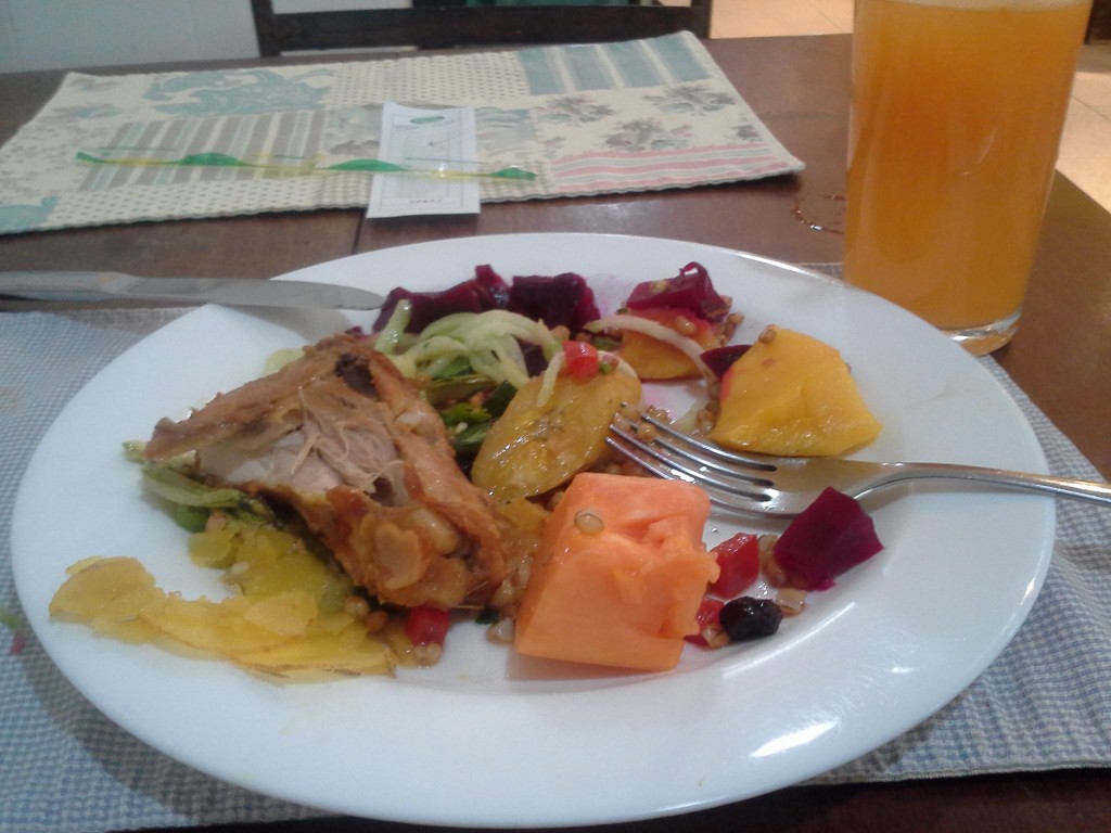 Hoje de almoço foi fruta, salada de legumes, frango e um troço delícia que não sei o nome e parece arroz