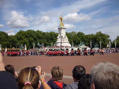  "Memorial de Vitoria" no Palácio de Buckingham. Troca da guarda (Londres)